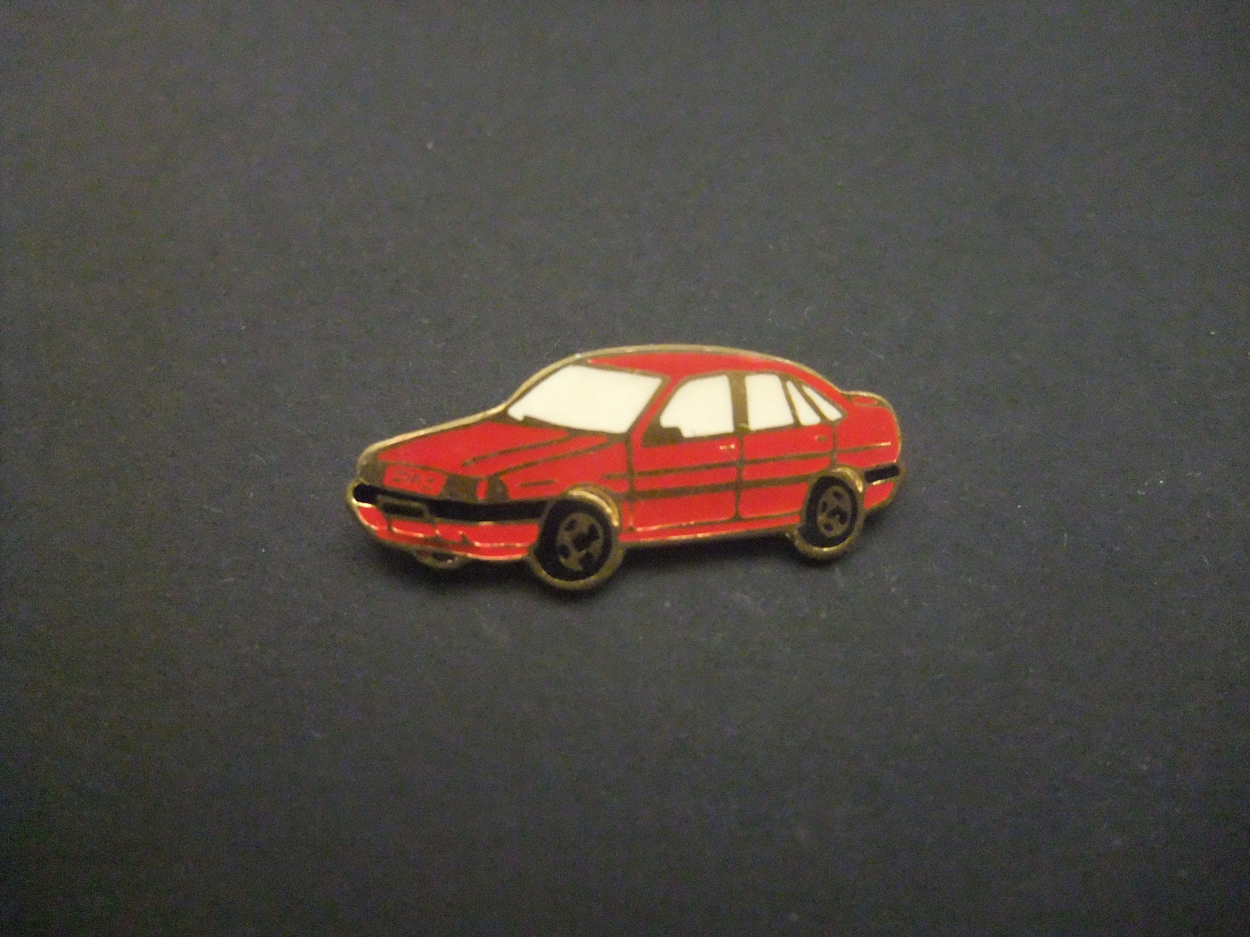 Peugeot 605 ( hogere middenklasse) rood model